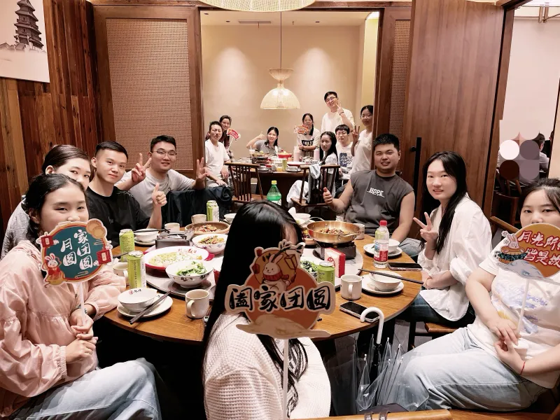 行泰同事在团队聚餐中合影